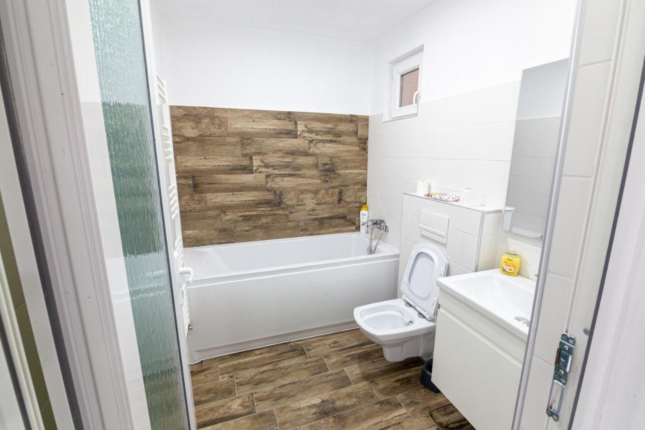 Apartamento Whitehouse2 Arad Exterior foto